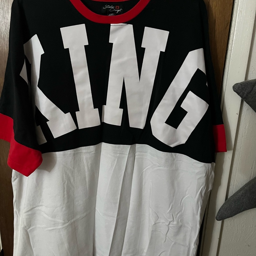 Studio Concepts Black and White Graphic Iconic King T-Shirt with Red Accents